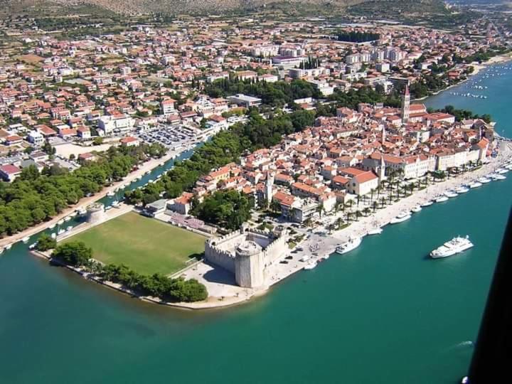Apartman Mikola With Sea View Trogir Zewnętrze zdjęcie