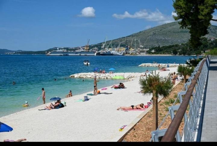 Apartman Mikola With Sea View Trogir Zewnętrze zdjęcie