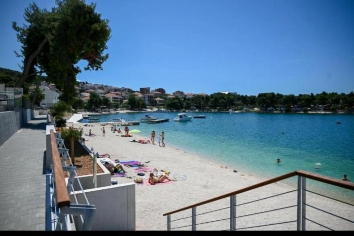 Apartman Mikola With Sea View Trogir Zewnętrze zdjęcie
